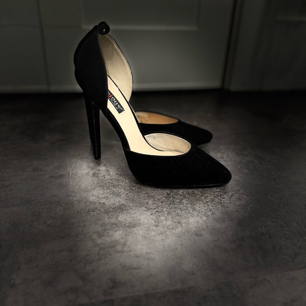 Beautiful Pumps In Black Velvet